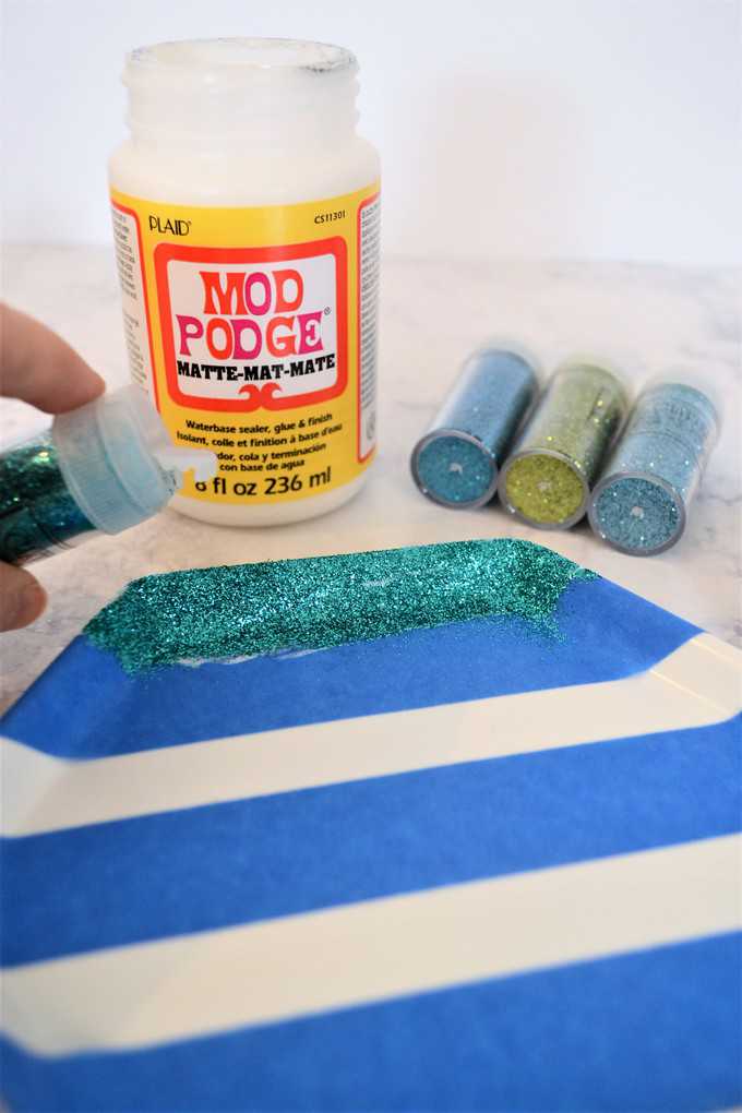 easy decoupage plates {using Mod Podge + glitter}